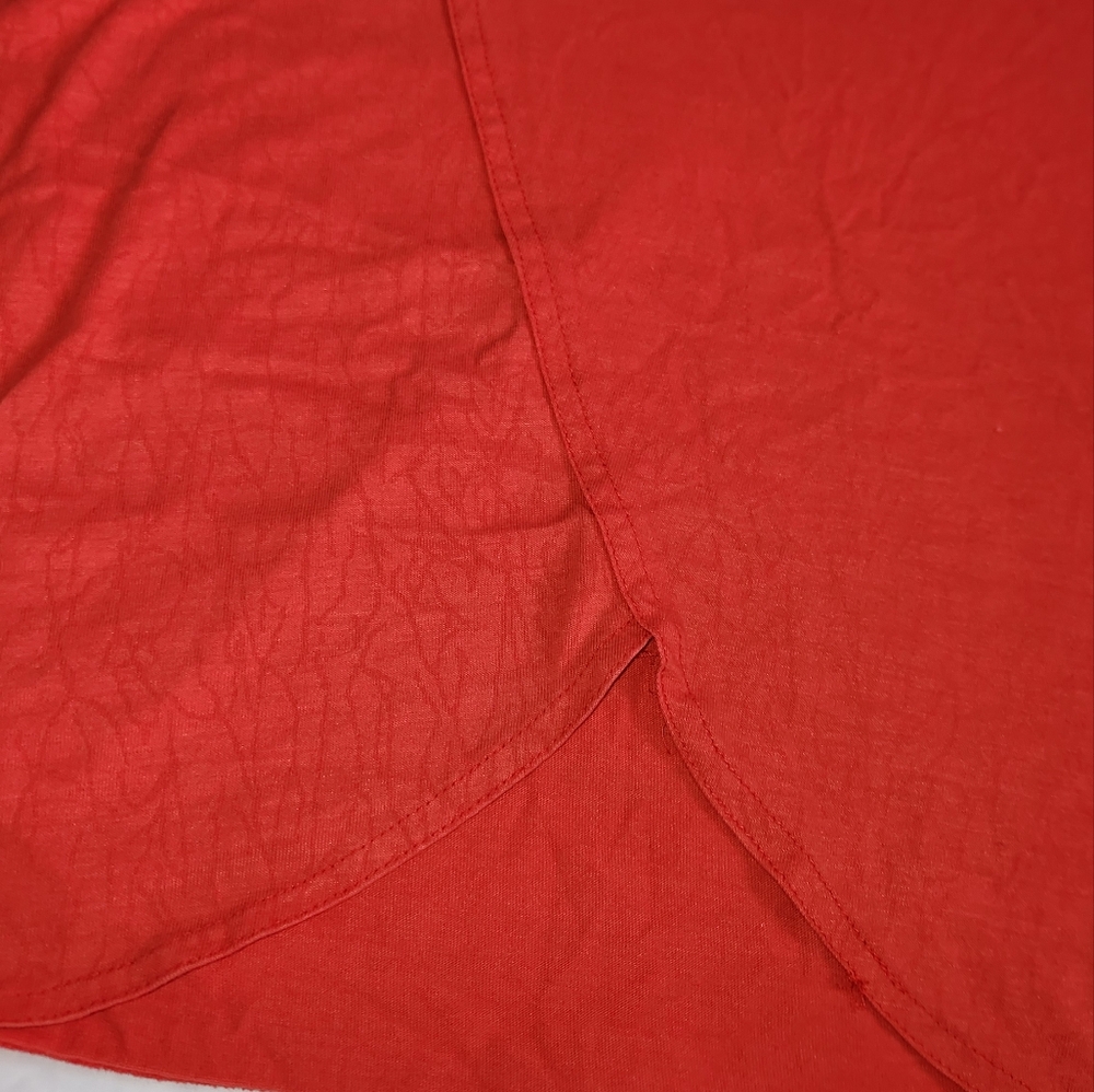 Red Cropped Tee; Diagonal Open In Bottom - Picture 4 of 5